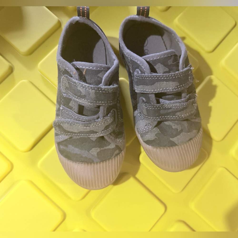 Cat & Jack Camouflage Kids Sneakers - Gray and Cream